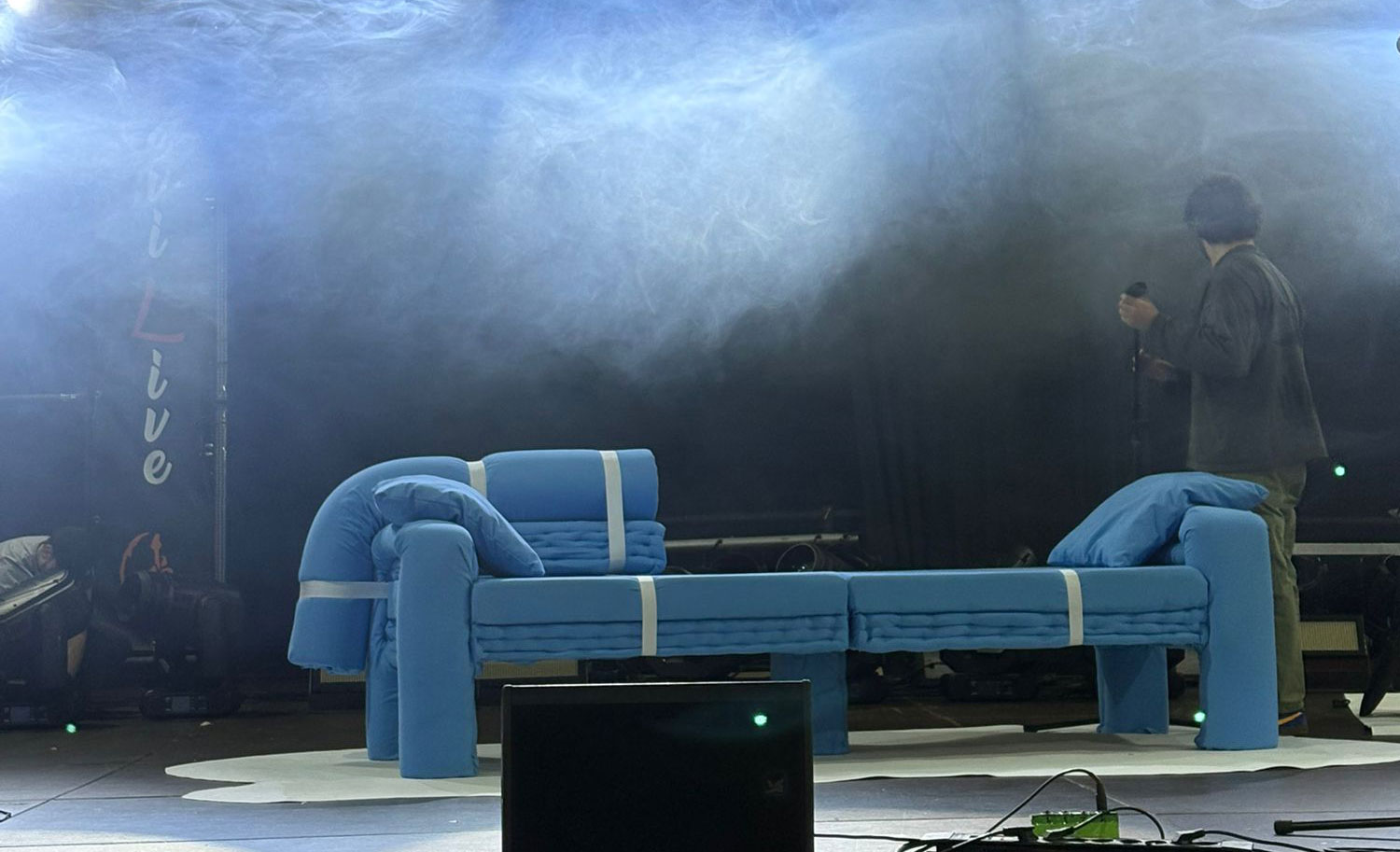 Puesta en escena del sofá azul