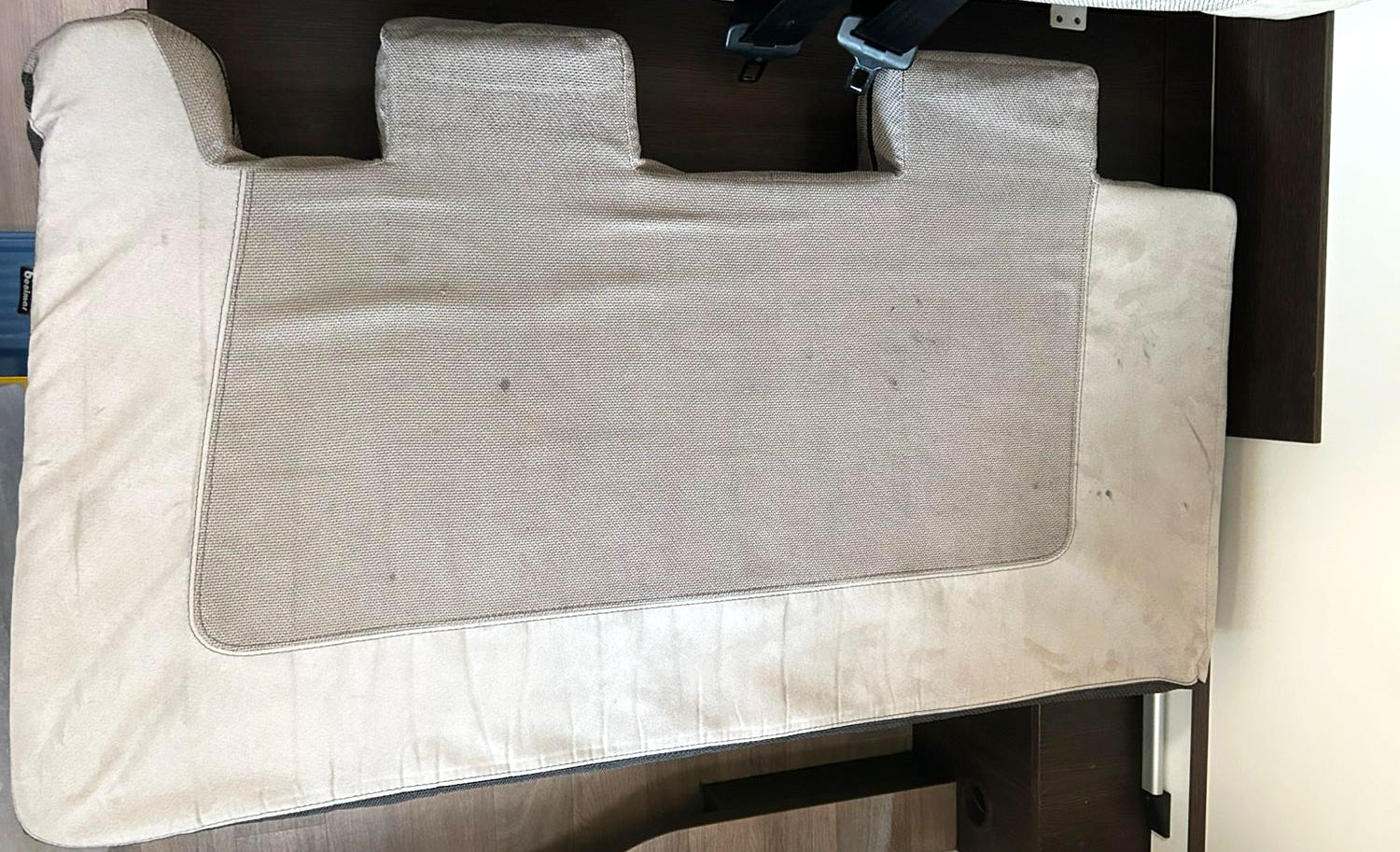 Relleno de espuma para autocaravana extraído para mostrar el corte a medida con plantilla