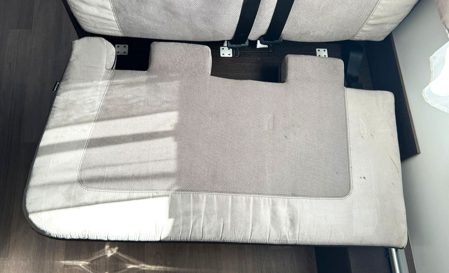 Vista superior de los asientos de autocaravana con espuma a medida de dureza 30