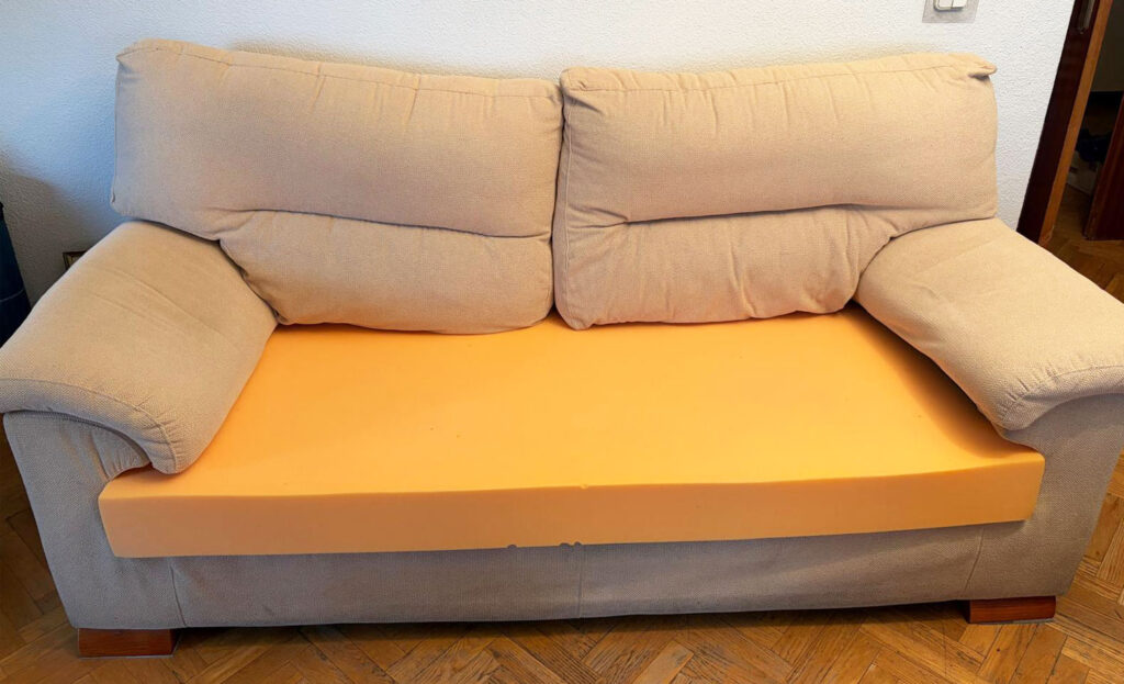 Asiento de sofá de dos plazas donde se puede ver cómo cambiar la espuma del sofá antes de tapizar