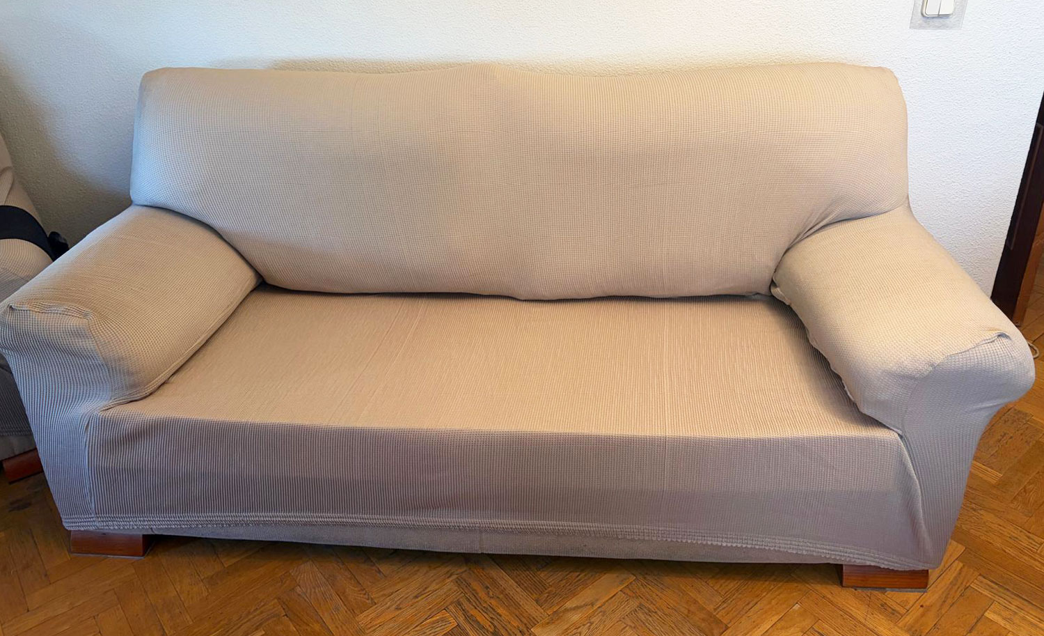 Sofá de dos plazas tras cambiar la espuma del sofá con pieza D-30 Suave y funda elástica