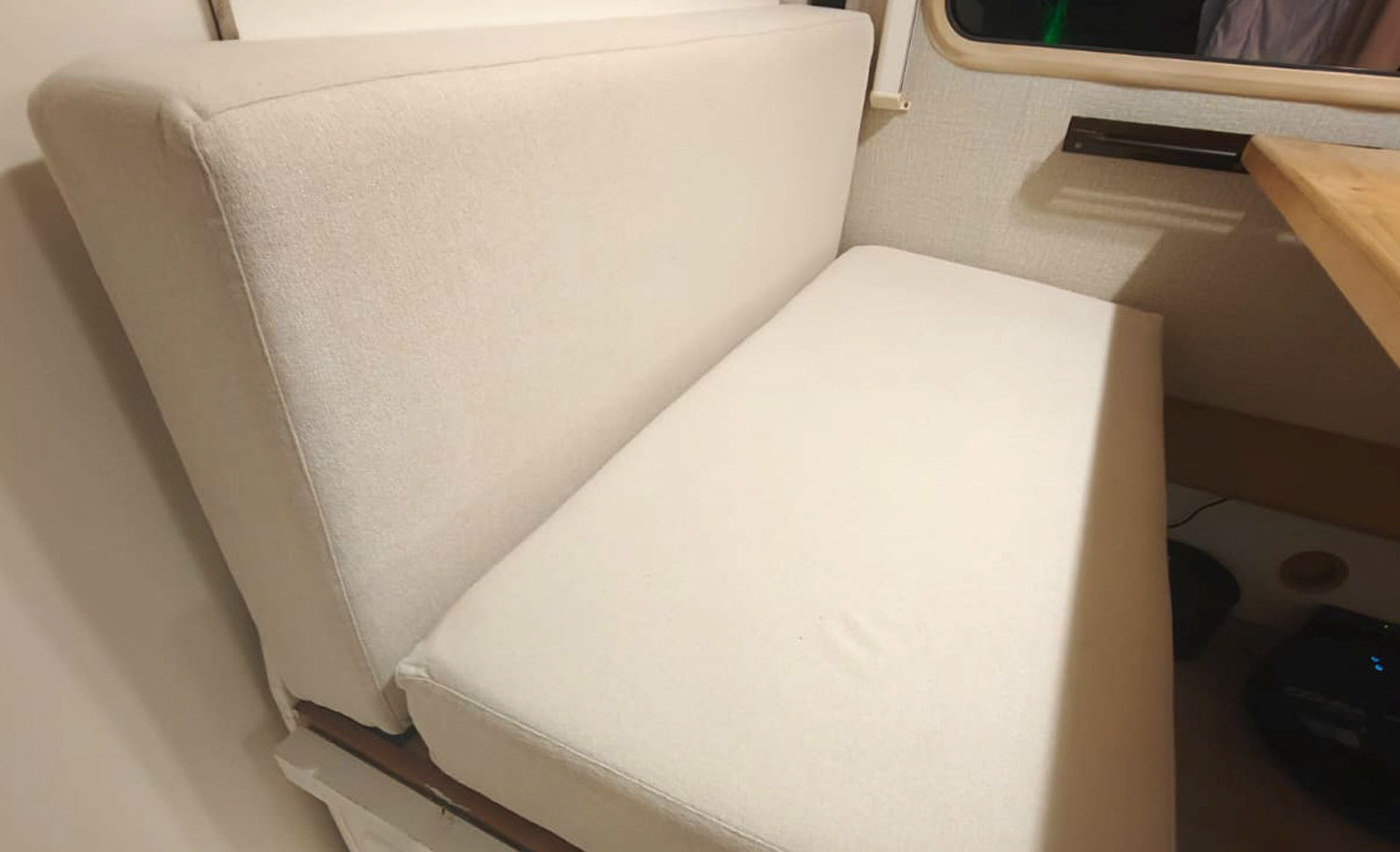 Asiento de caravana con relleno de espuma D-30 de 9 cm y 3 cm de visco a medida – detalle
