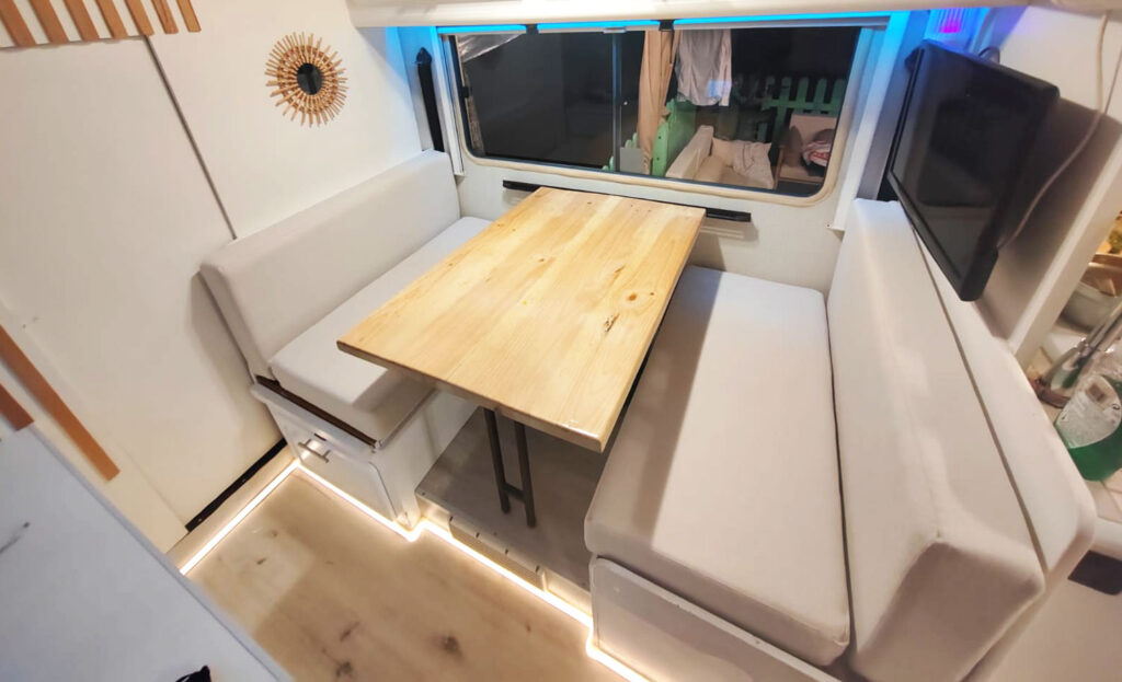 Espuma para caravana a medida en D-30 y viscoelástica pegada, vista general del comedor