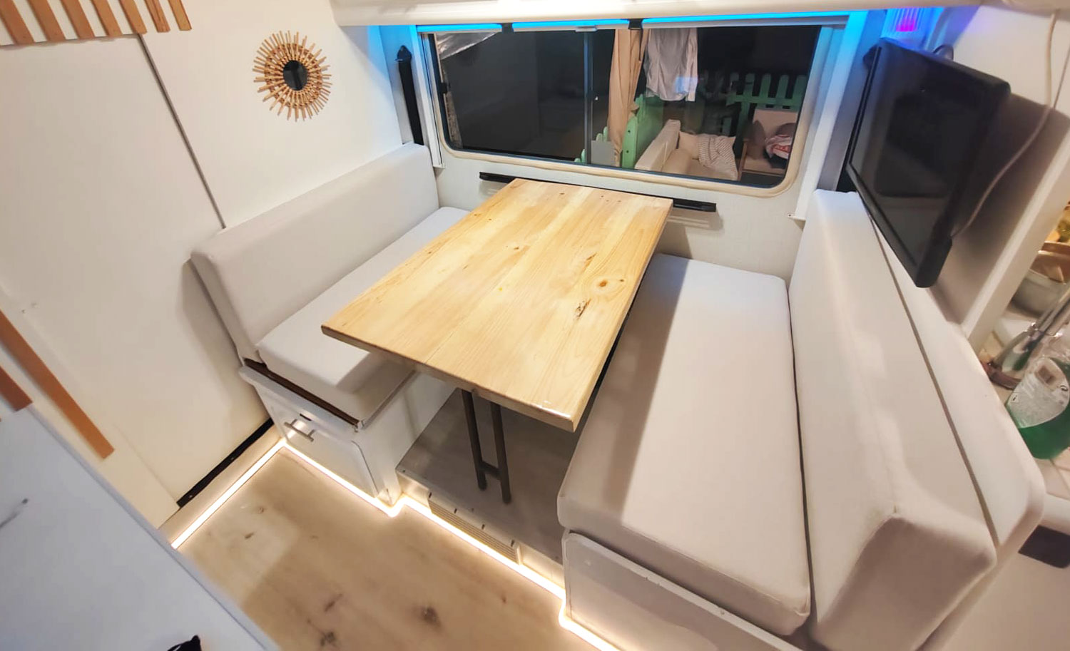 Espuma para caravana a medida en D-30 y viscoelástica pegada, vista general del comedor