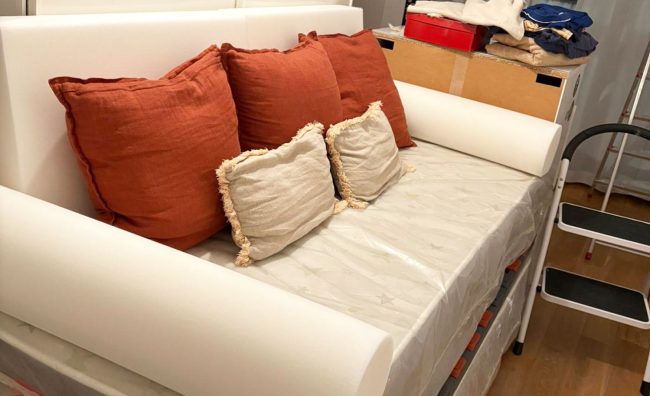 De-cama-a-sofá-01 Espuma para transformar cama en sofá con cilindro lateral y cuña de respaldo a medida
