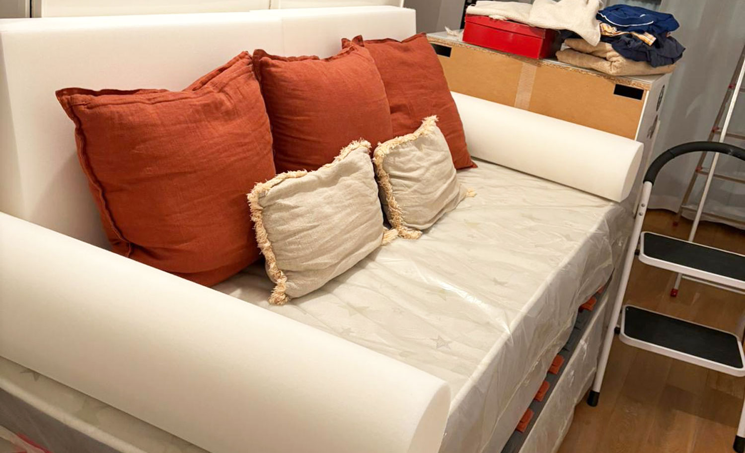 Espuma para transformar cama en sofá con cilindro lateral y cuña de respaldo a medida