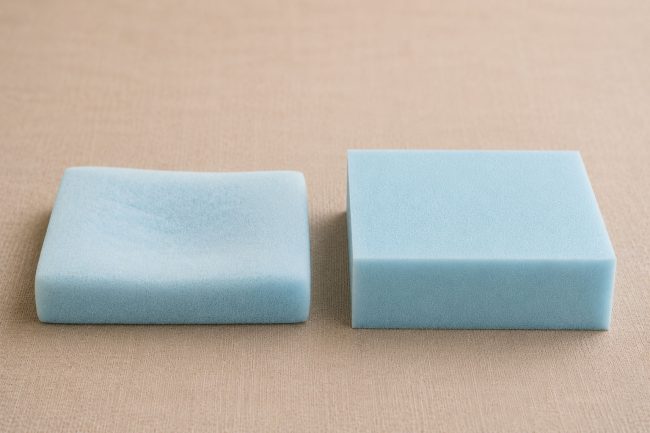 Comparativa-espuma-vieja-nueva Cuánto dura la espuma de un sofá?Comparativa de espuma de sofá hundida con espuma nueva a medida