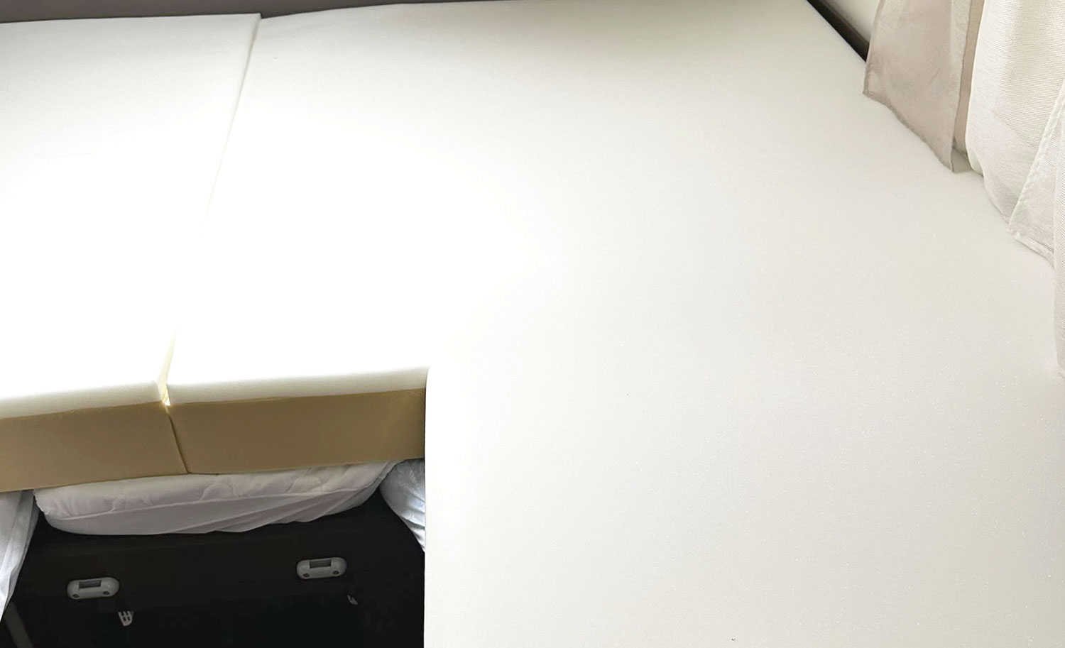 Detalle del canto y grosor de la espuma D40 con capa viscoelástica cortada a medida
