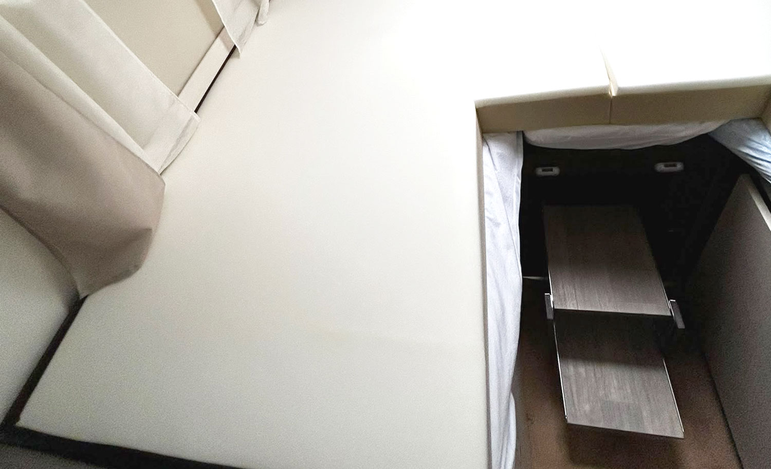Detalle del hueco de almacenaje bajo el colchón a medida para autocaravana