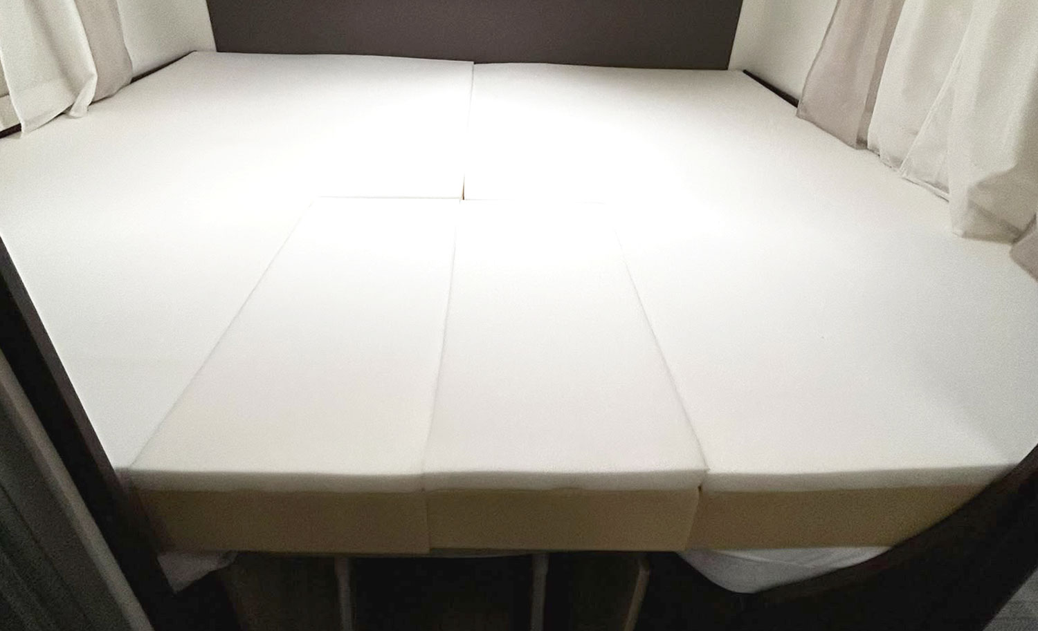 Colchón a medida para autocaravana ya instalado, cuatro piezas ajustadas al habitáculo