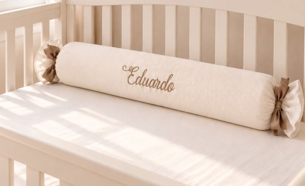 Rollo de cuna personalizado con nombre bordado, relleno de espuma cilindro D20 y lazos de raso en los extremos